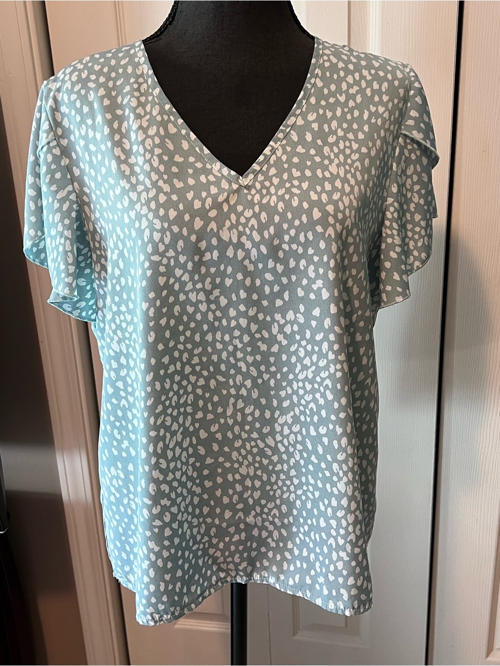 NWOT Light Green V-Neck Flutter Sleeve Blouse size women’s large